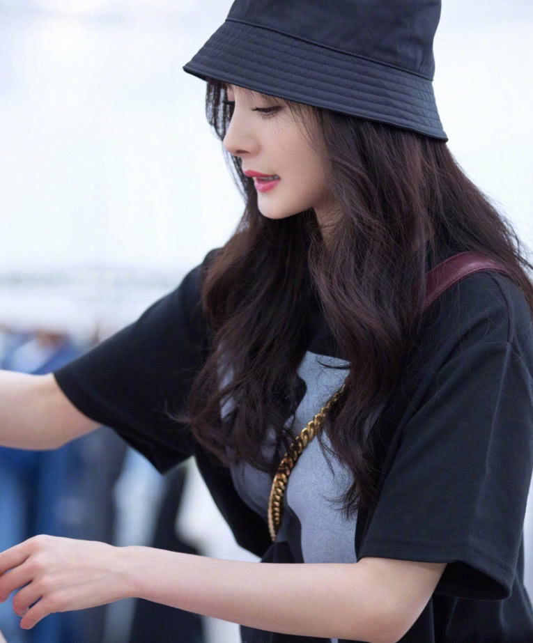 杨幂身穿黑色短袖搭牛仔裙,时尚又帅气,戴起渔夫帽来秒变少女!