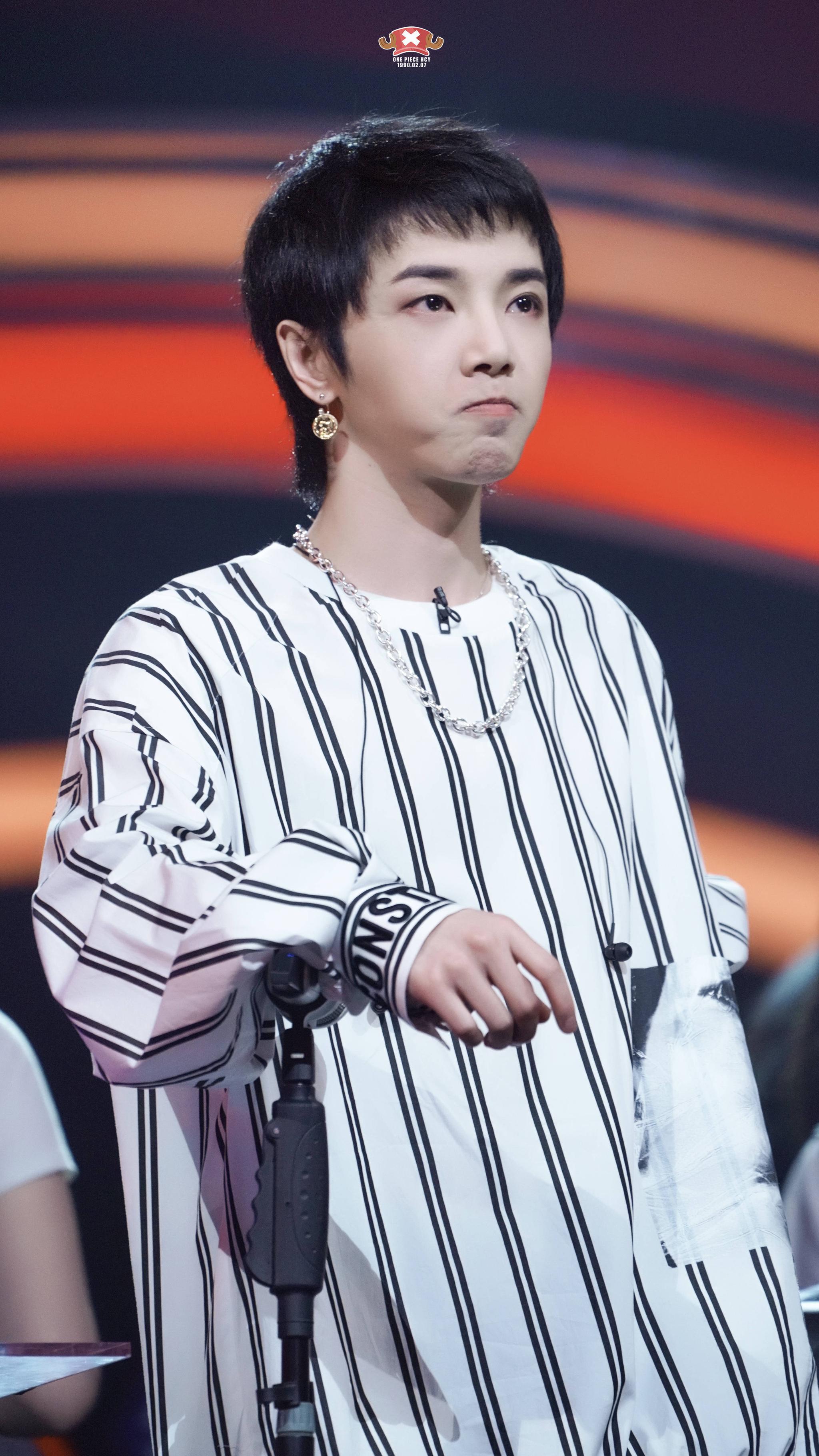 华晨宇玩袖子 把自己系起来的精致男孩,太可爱了