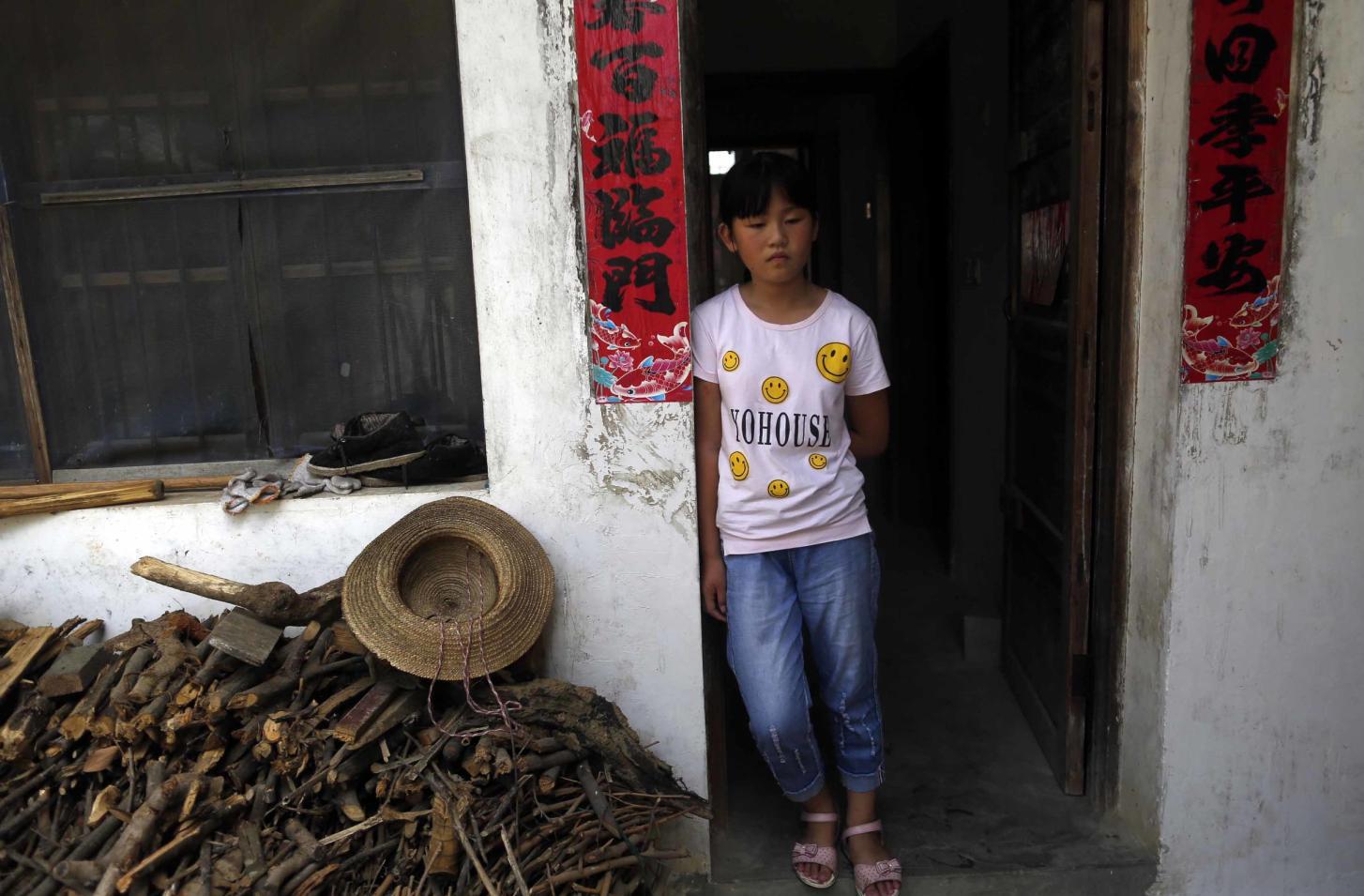 洗衣做饭卖菜大别山12岁无妈少女开启别样暑假