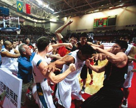 男篮打架谁最凶: 朱芳雨苏伟只是小儿科 他才是真正的大佬!