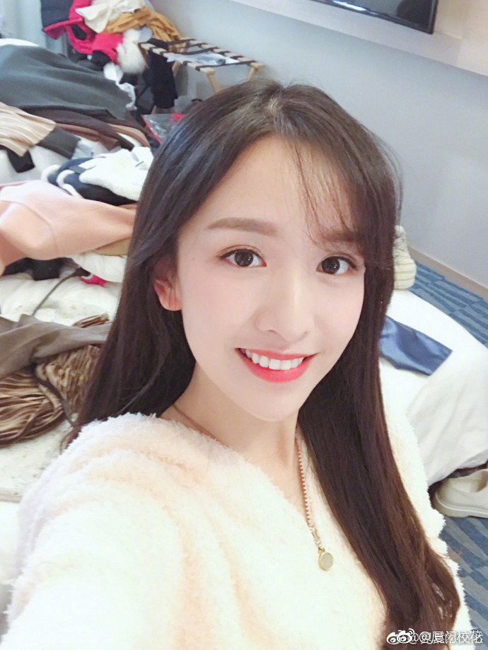 她叫晁然,92年,毕业于中国传媒大学,很有气质的女生,你喜欢吗