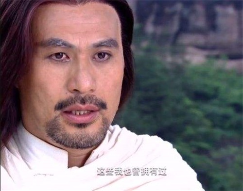 拜月教主其实是石长老的义子,但是因为被石长老给推下悬崖,所以对人间