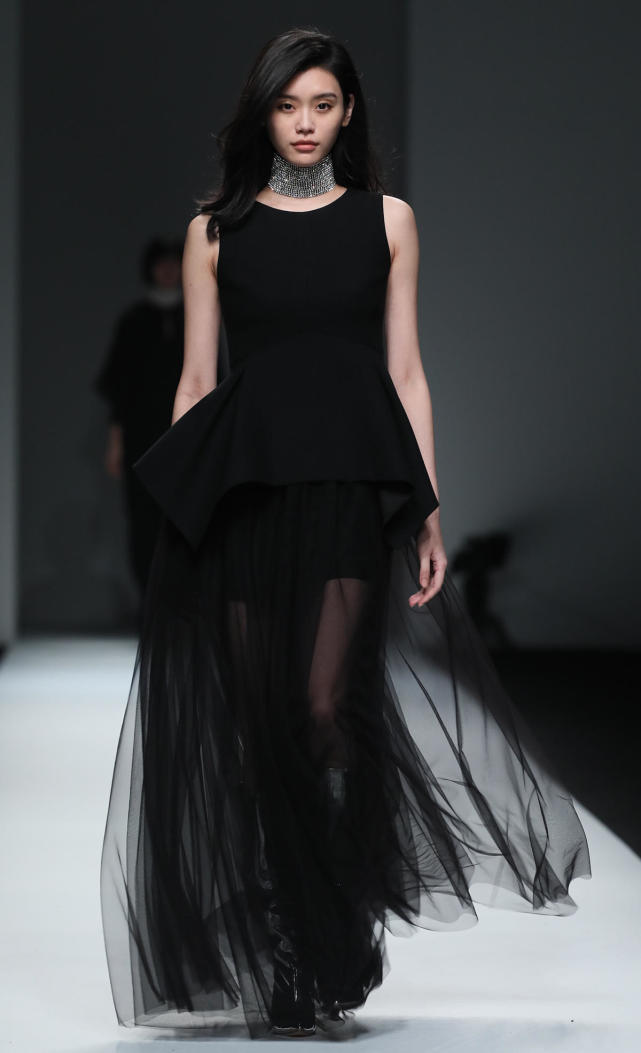 奚梦瑶走秀的时候一身黑色长裙气场十足,裙摆的薄纱设计让美腿若隐若