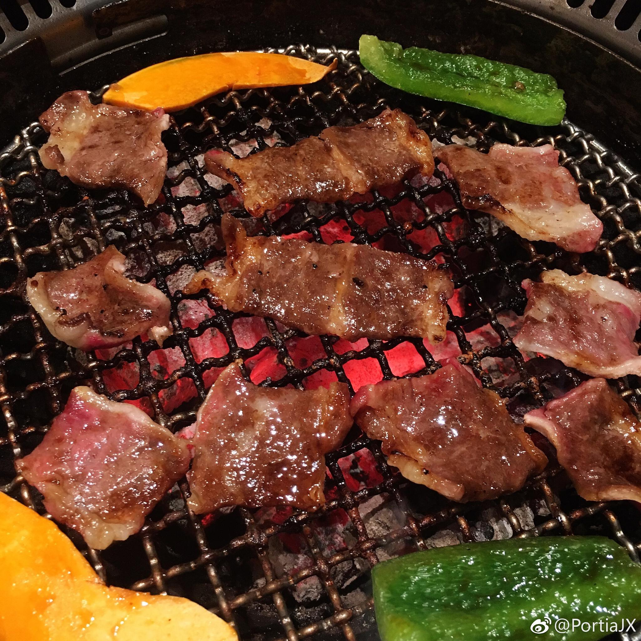 的和牛烧烤自助餐之一,用的是火力旺且无烟的日本木炭,烤肉不仅熟的快