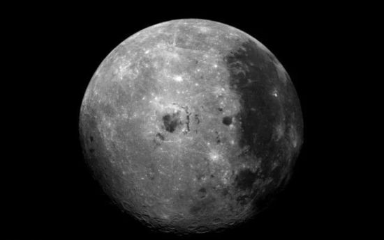 为什么不能长时间看月亮? 原来有科学依据