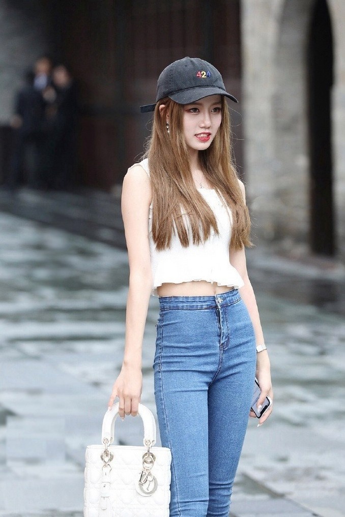 街拍:街头高颜值的美女,新潮另类的穿搭,也一样潮流时尚!