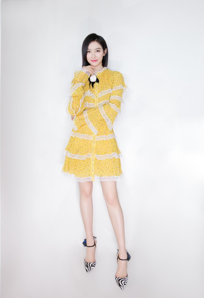 宋茜气质亮相,脚踩高跟鞋,造型时尚!