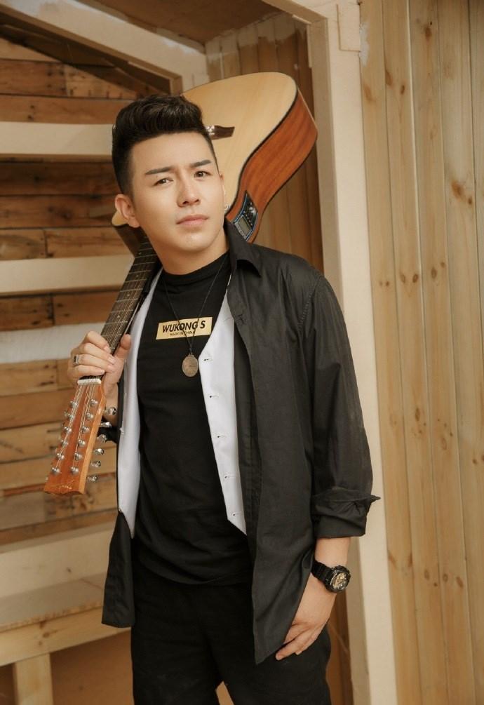 与神豪闹翻后又遇合同问题,女主播欲退网,利哥回应:退网佩服她