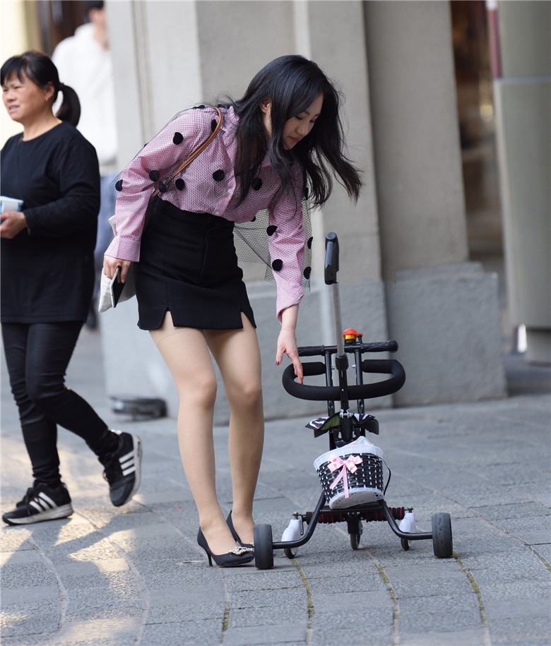 街拍联盟肉丝高跟辣妈刚买的儿童车当街就试驾起来