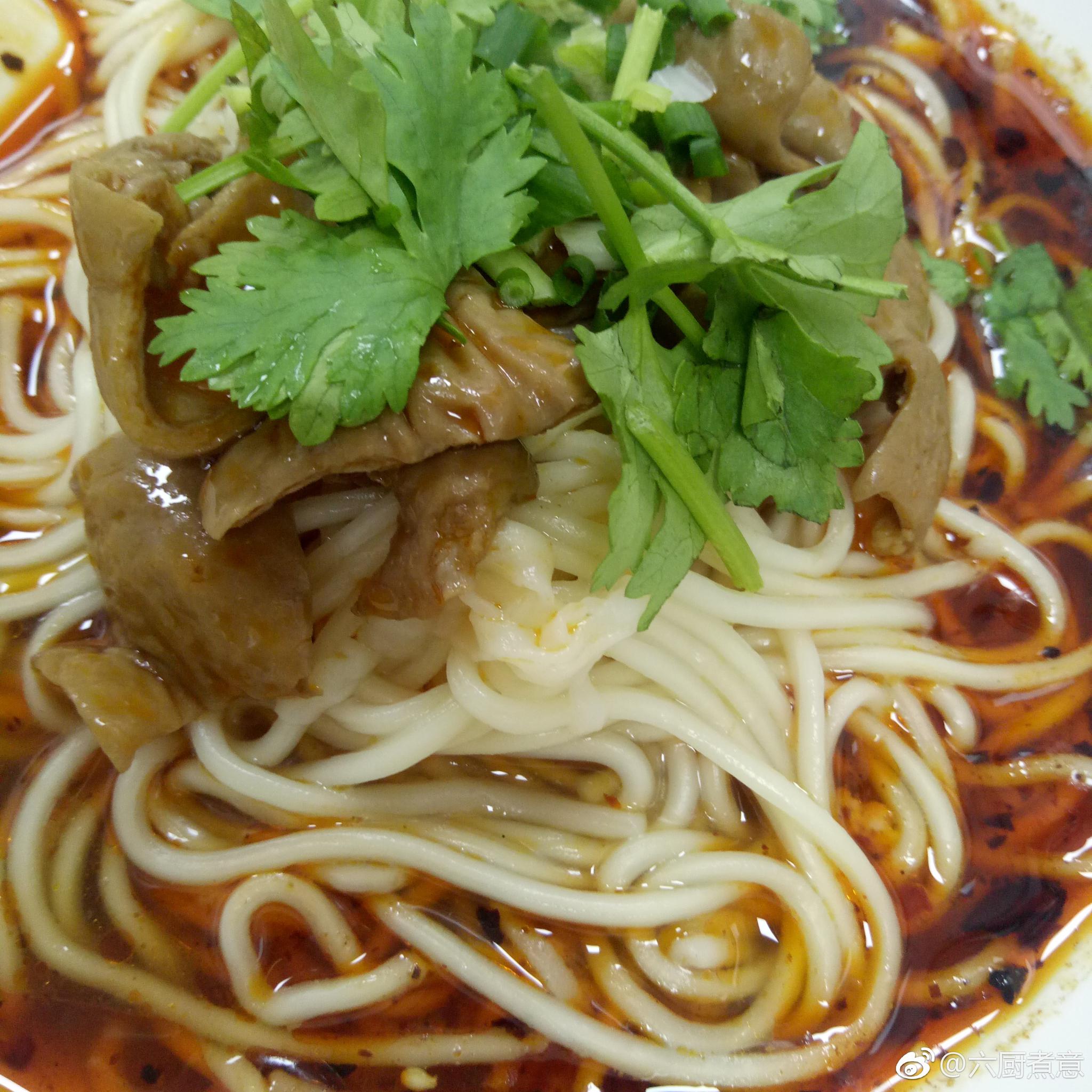 喝了一肚子酒来碗麻辣肥肠面醒醒胃 67