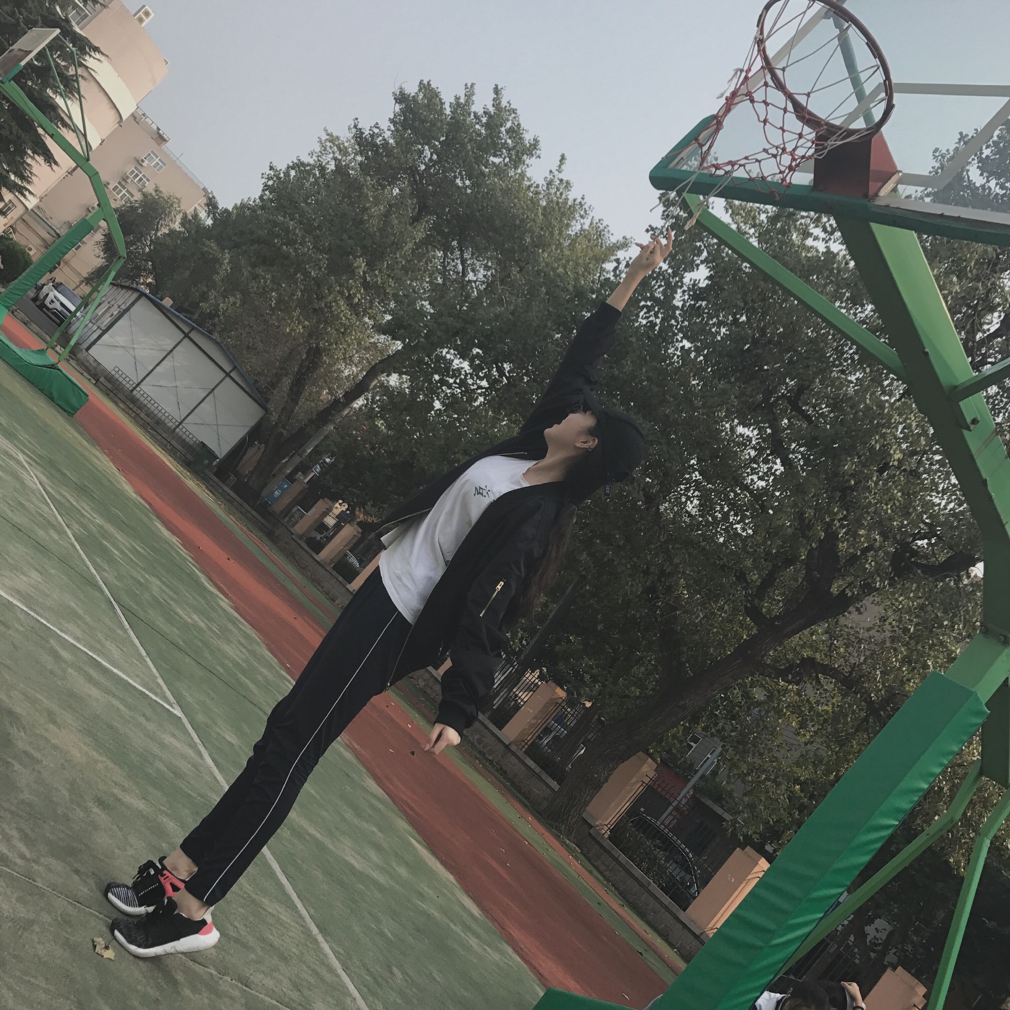 现在00后都逆天了吗 00年17岁 身高187cm 重点是长得还好看 别人的17