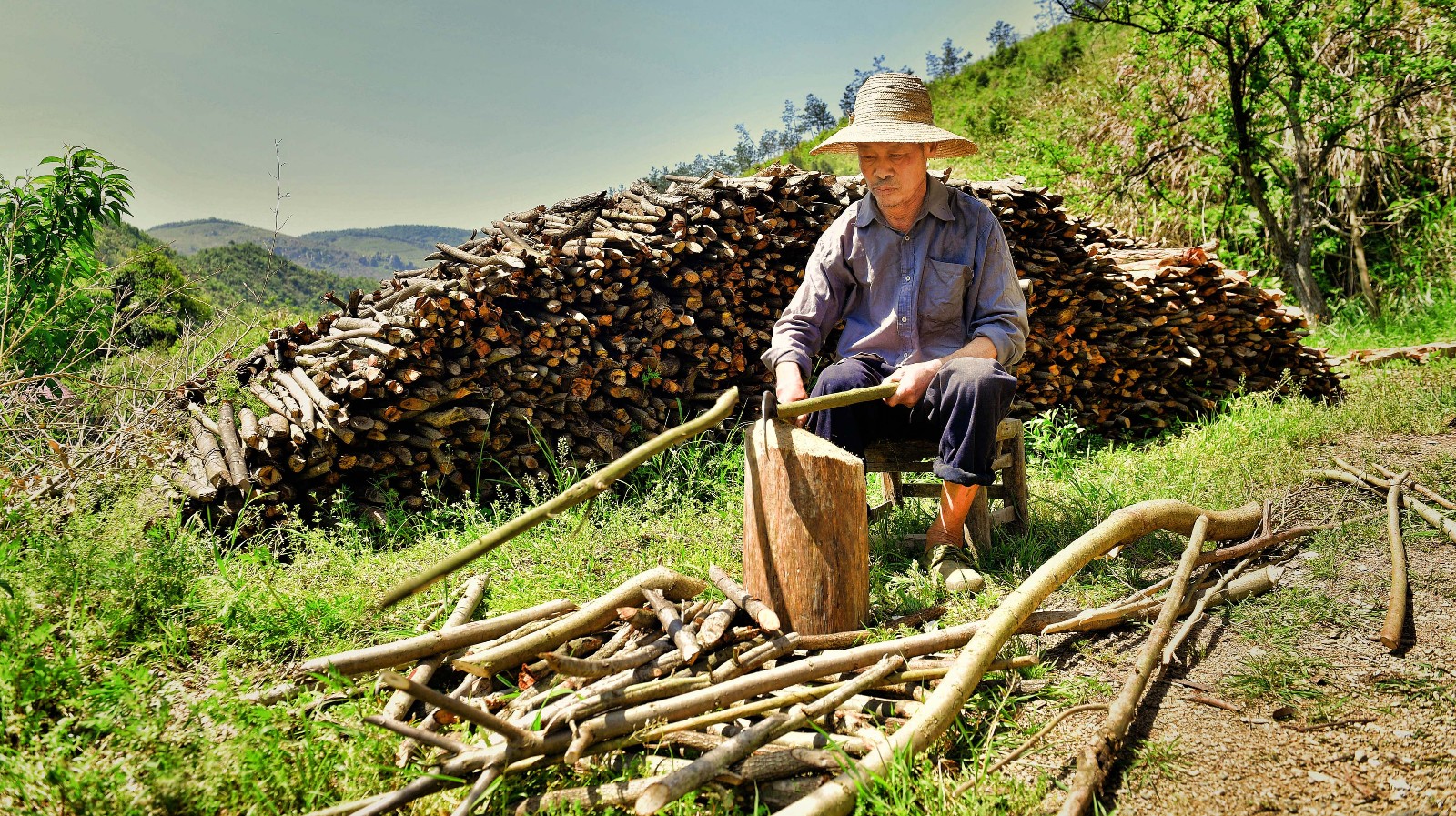 7旬爷爷深山砍柴百斤卖20元 他说:砸锅卖铁也要救孙子_新浪看点_手机