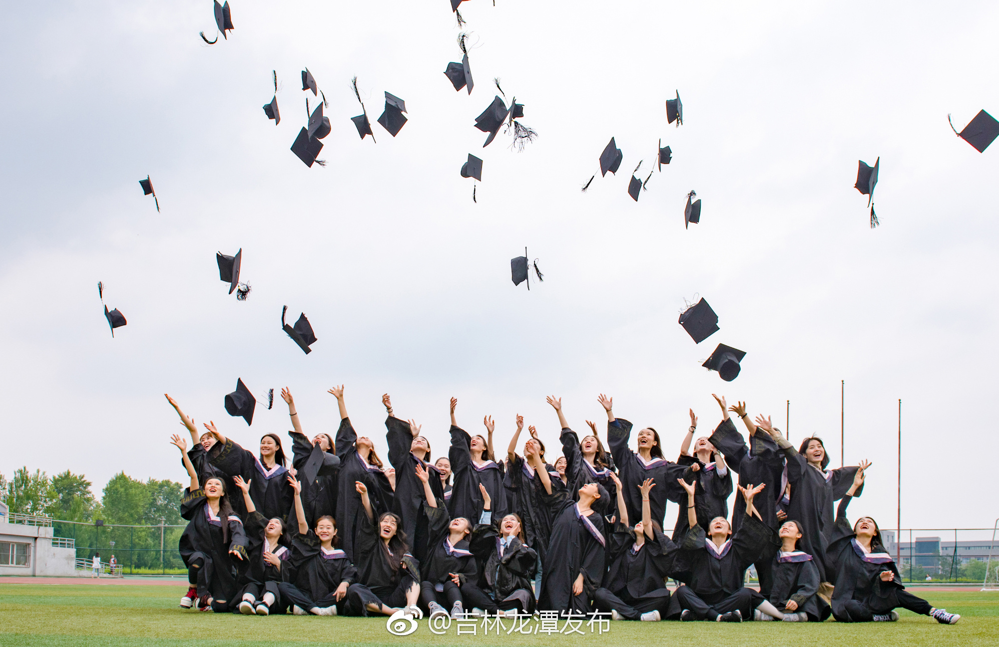 吉林高校舞蹈系美女大学生拍创意毕业照致青春