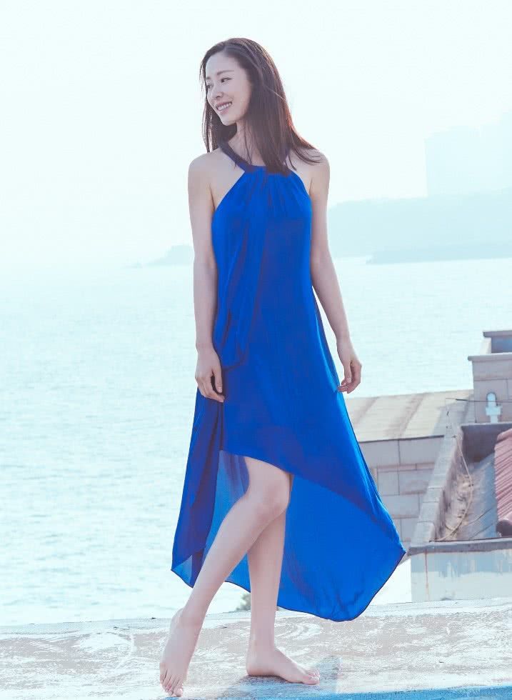 江一燕纯白连衣裙却绑上3圈"黑胶带",网友:这样才是我女神