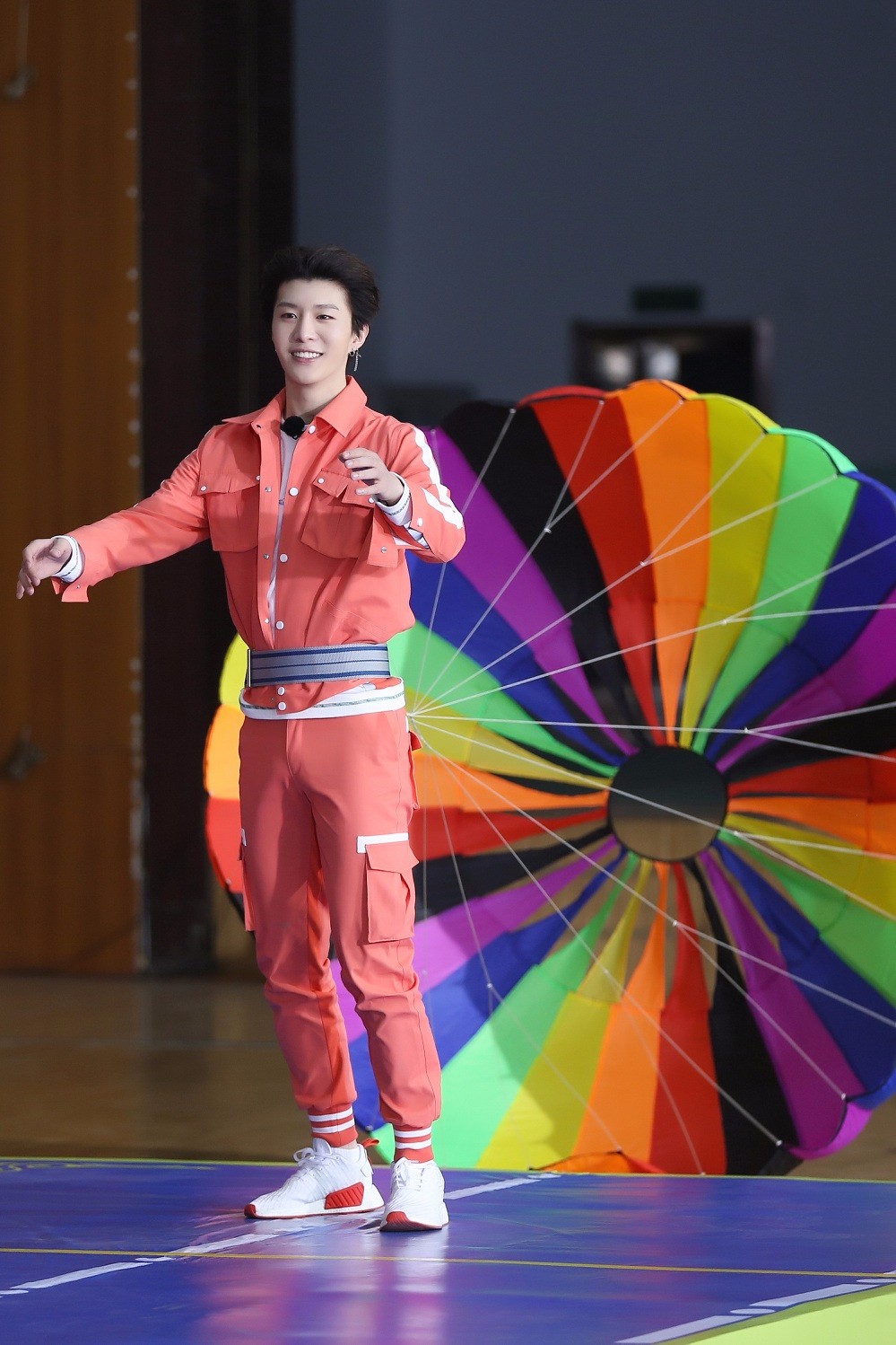 china娱乐_范丞丞《奔跑吧》综艺首秀 即兴说唱技能满点_ir直播视频