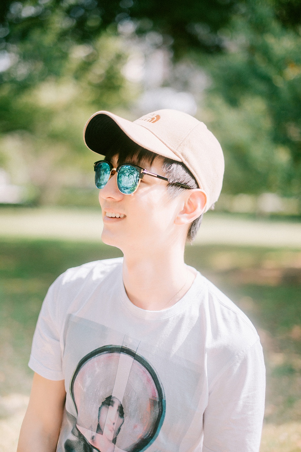 文苡帆春日写真少年感满满