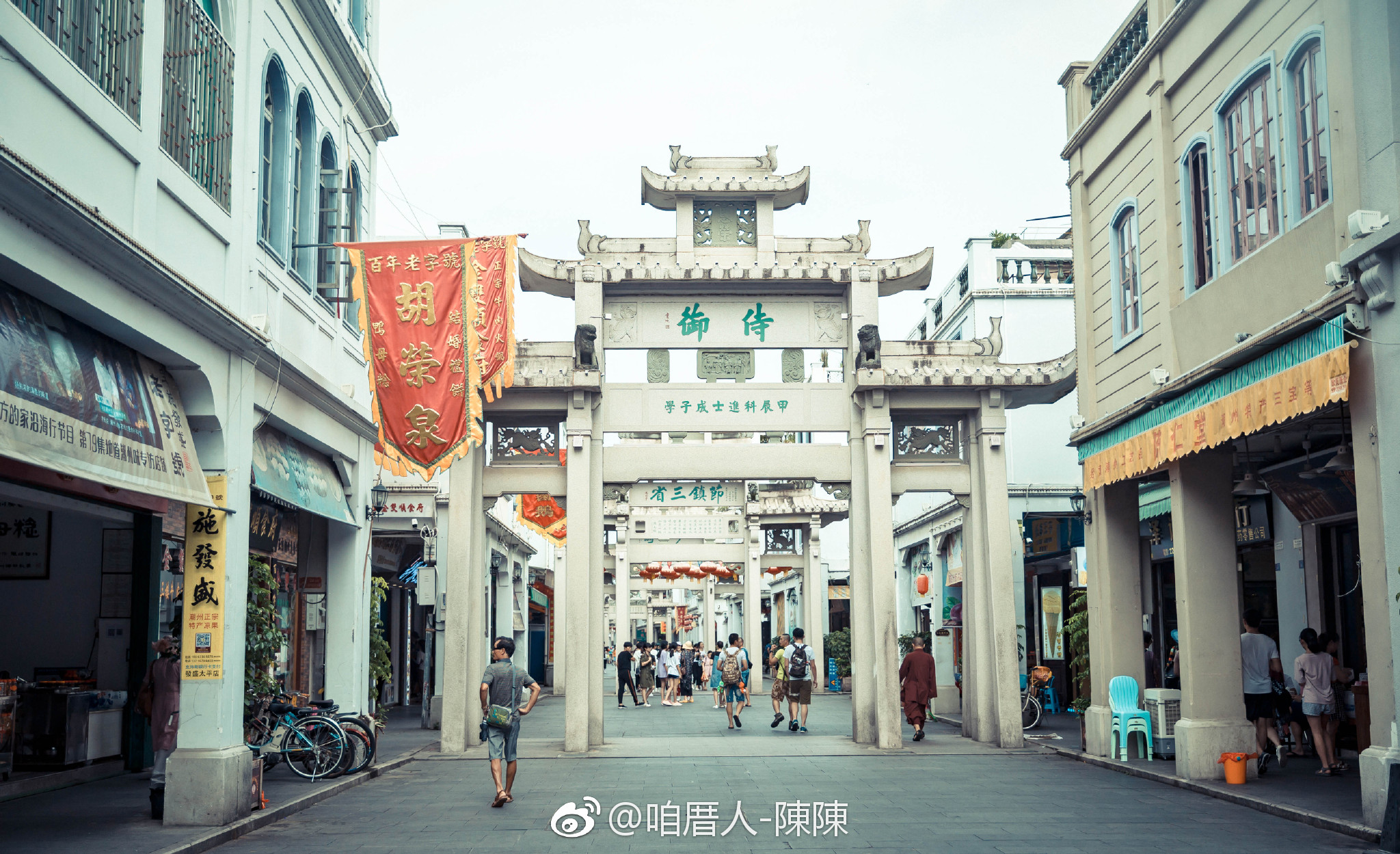 牌坊街位于潮州老城区内,沿街保留有众多骑楼建筑