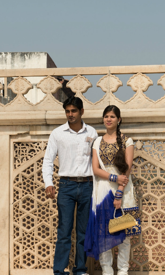 印度有钱的人和有钱的人玩,自然帅哥配美女,你看这对印度夫妻就很般配