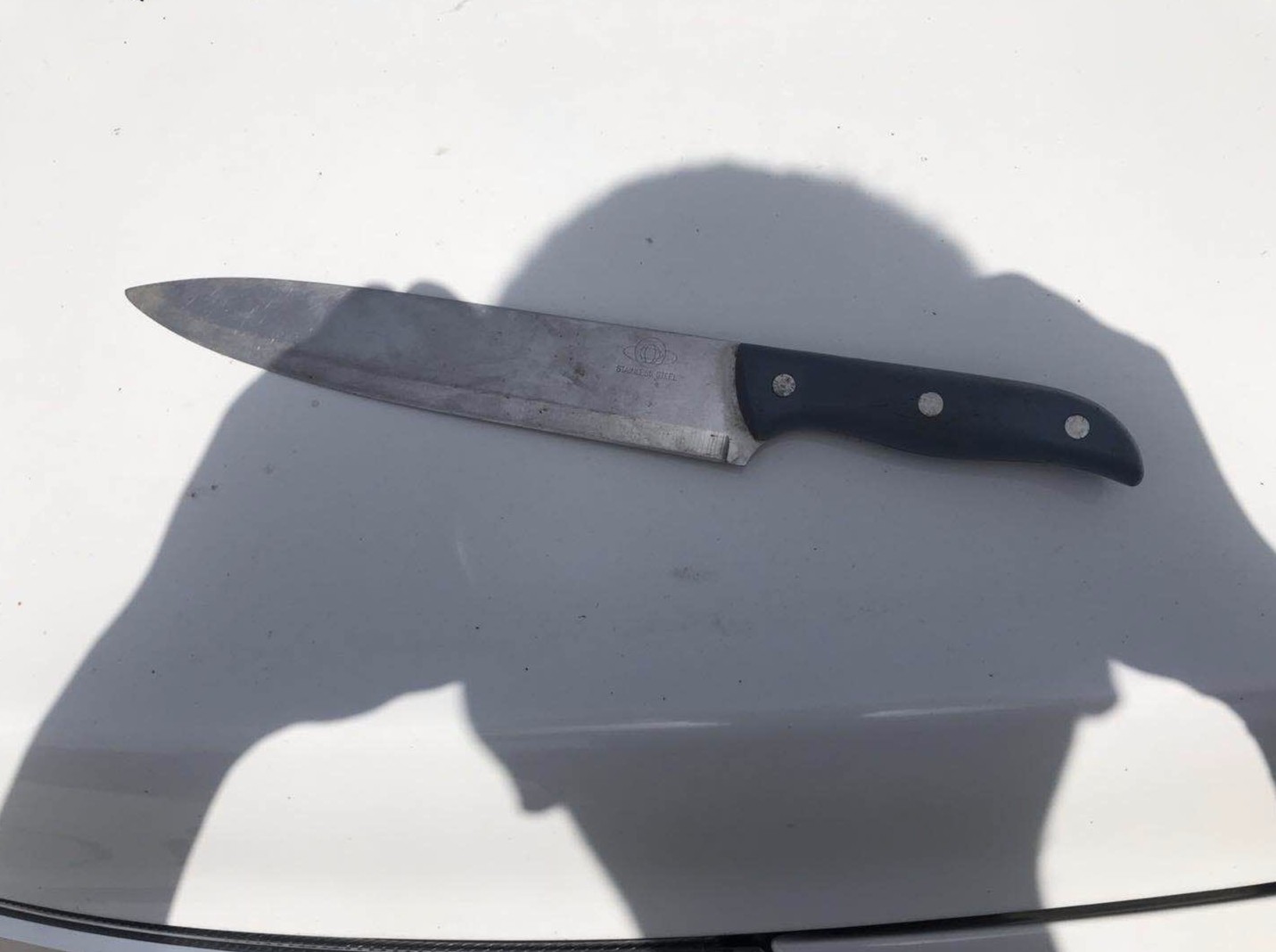 父子卖瓜为琐事当街动武 民警巧遇被喊"停"|西瓜刀|中年男子|民警