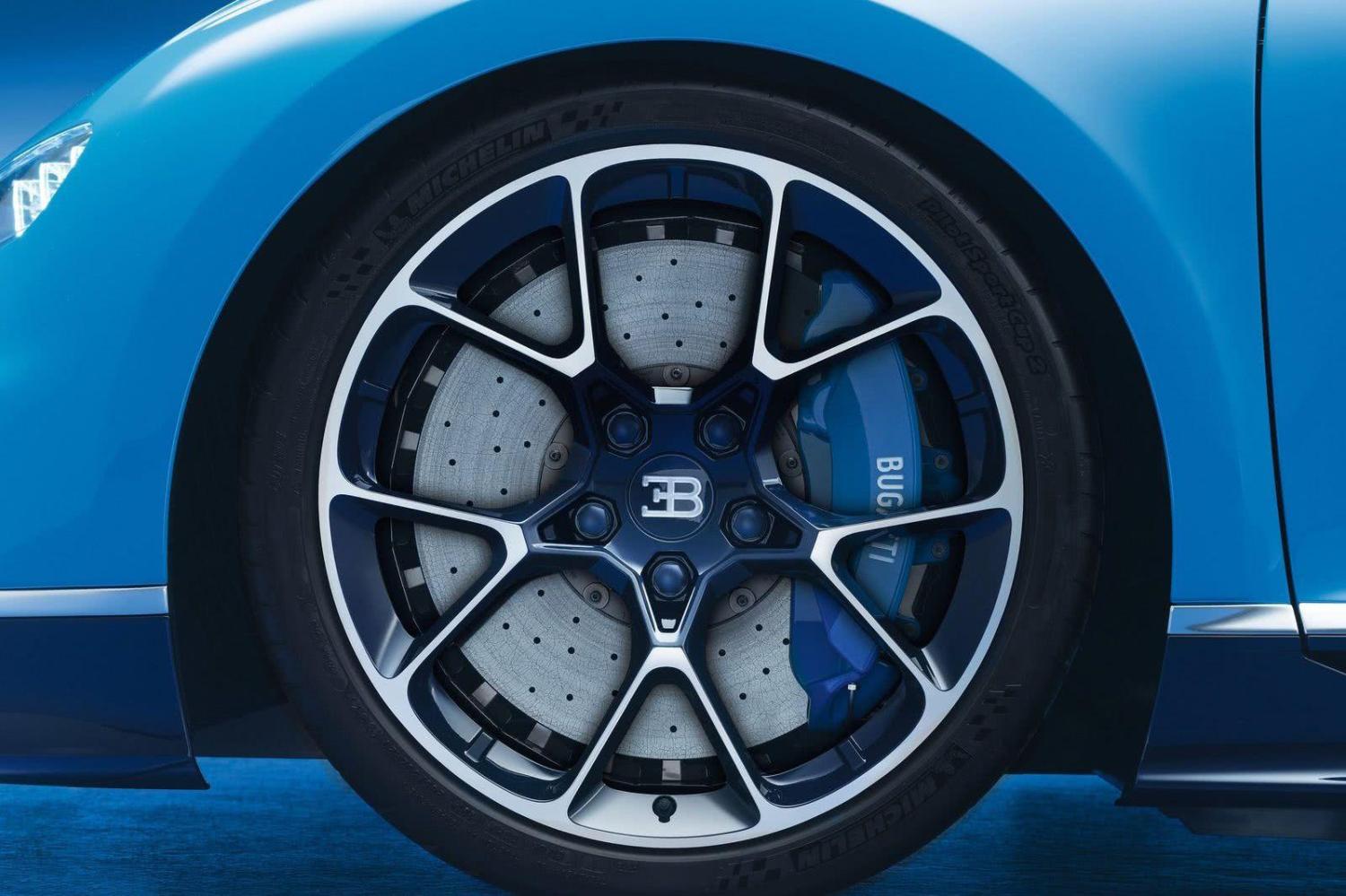 下面我们来简单说一下购买布加迪需要的后续保养费用,基础的保养大概