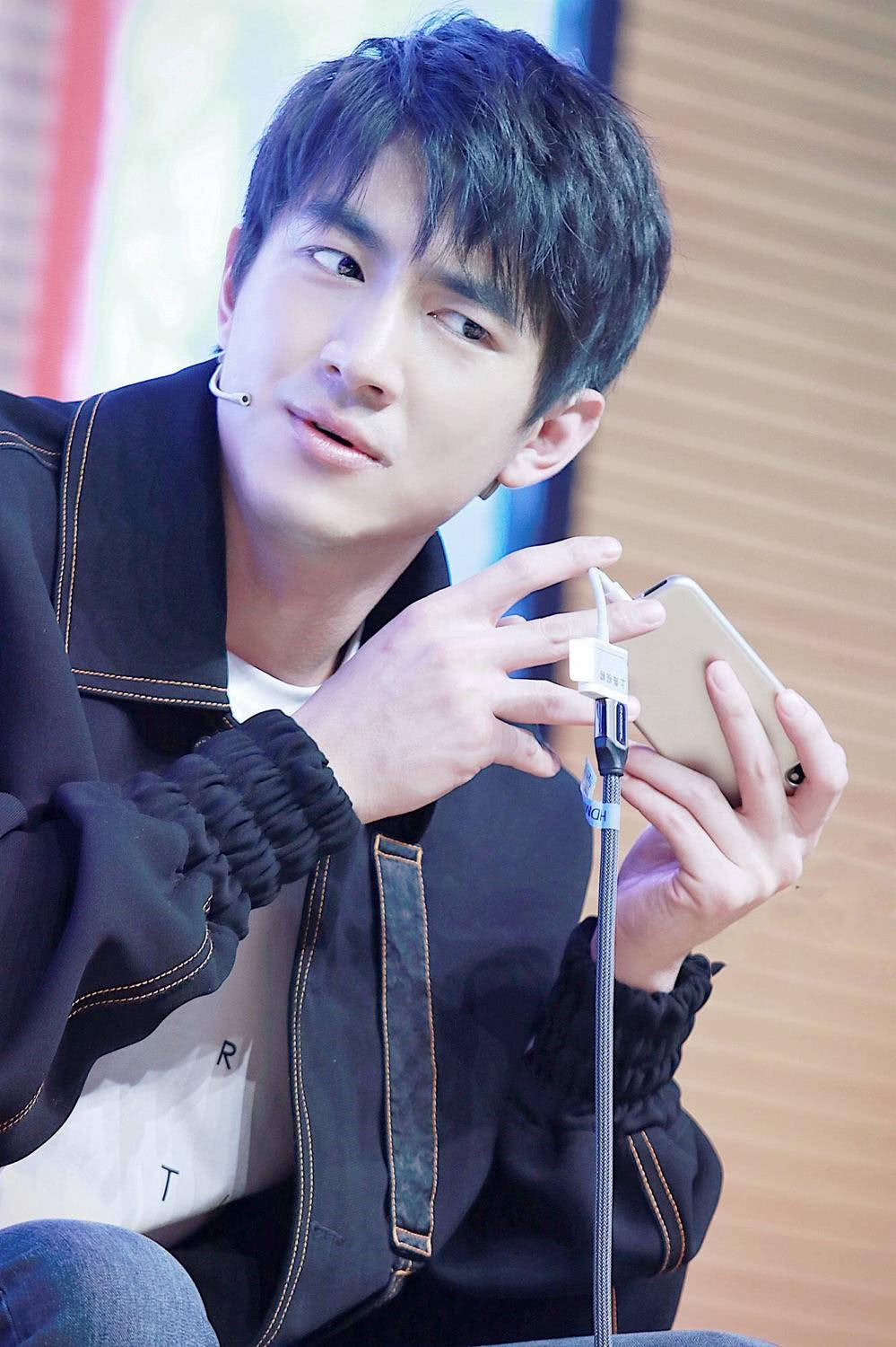 林更新张若昀cos傻狗,历史总是那么相似,林更新:老弟!