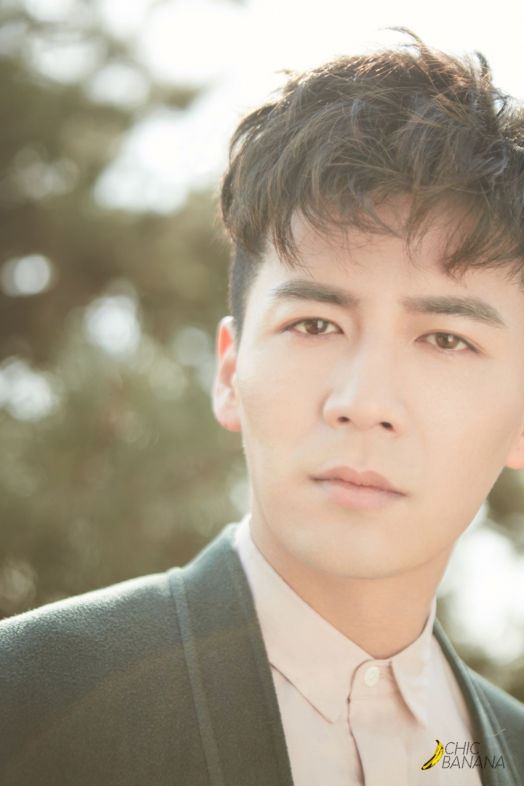 魏千翔最新时尚写真 春日暖阳尽显慵懒随性