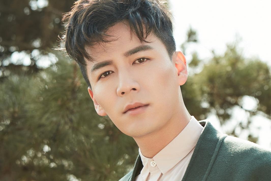 魏千翔最新时尚写真 春日暖阳尽显慵懒随性