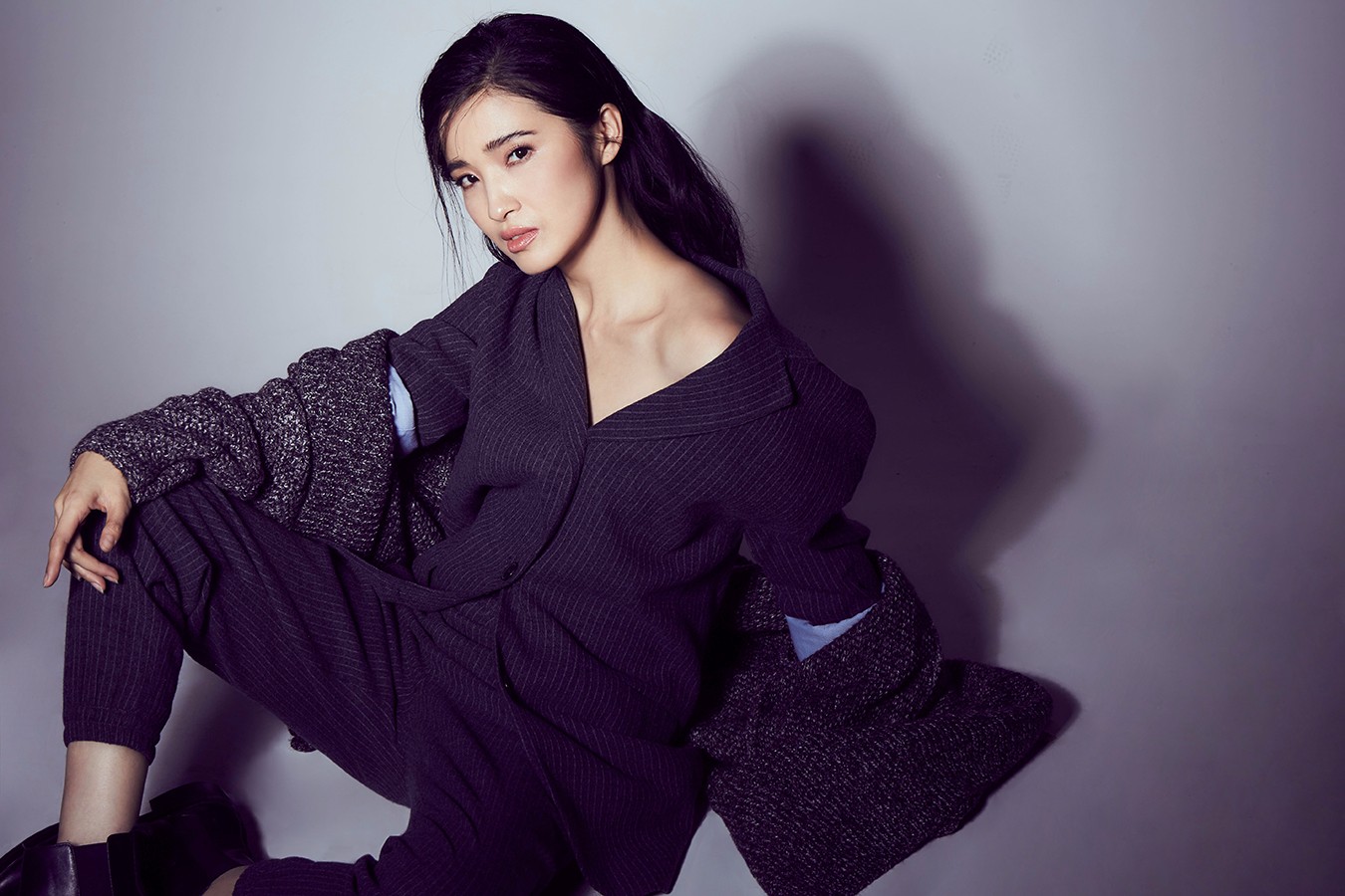 龚蓓苾时尚大片曝光 中性西装造型帅气十足