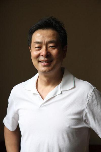 65岁濮存昕独自现身机场被偶遇,网友:真人和照片上有差别