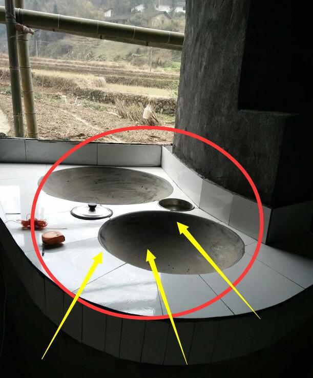 所以装修的时候厨房方面就保留了农村传统土灶,两个人看着顺心,用着也