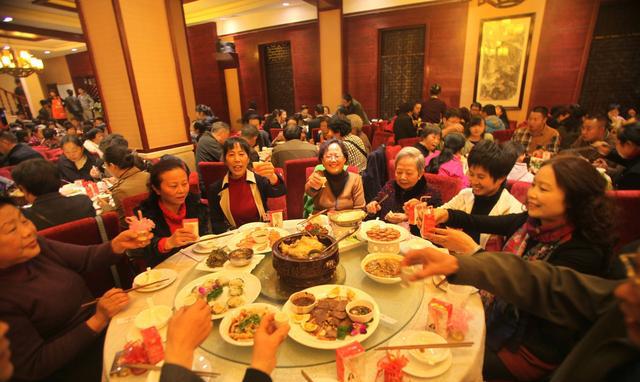 小孩满月,丈母娘包了三万红包,酒席散后,我把老婆赶出家门