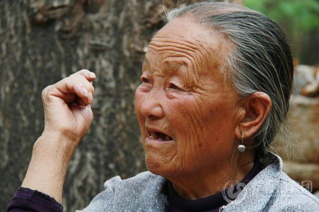 离婚后婆婆送我件破棉袄,回家我扔到狗窝,小狗却从中叼出一摞钱