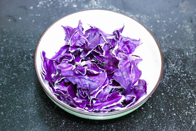 2,小番茄洗干净,对半切开,码在紫甘蓝的上面.