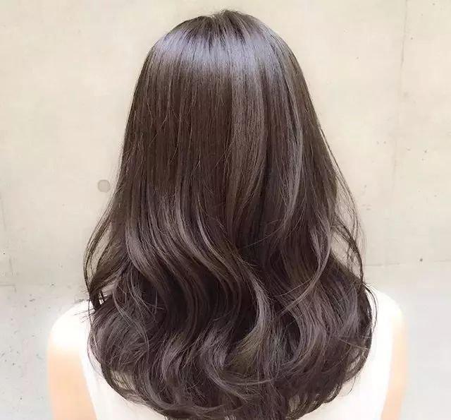 今年流行"半头烫",特别适合青年女神!