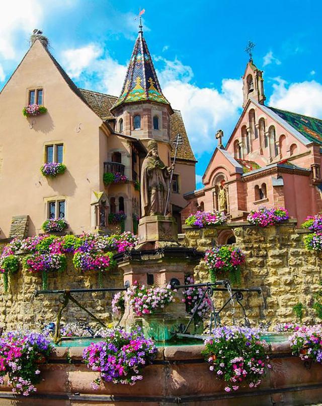 埃吉桑小镇埃吉桑小镇位于法国,彩色房子排在窄窄的街巷两边,家家户户