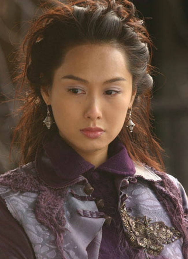 《雪山飞狐》剧中女子爆炸头:1,朱茵,这个发型,显得很是老气,毫无美感
