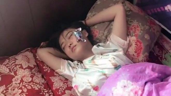 美女熟睡中遭到老公这样对待,完全傻眼了,太会玩了!