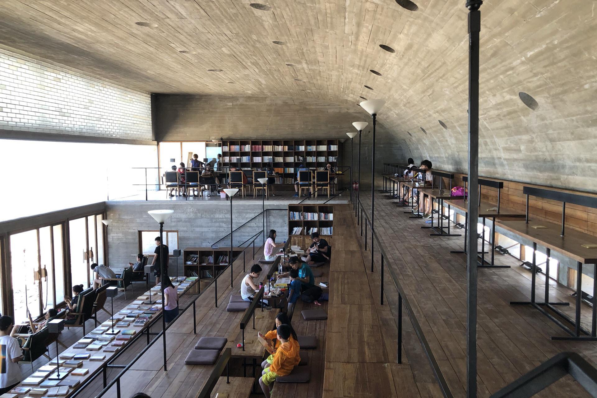 河北省 秦皇岛市 三联书店海边公益图书馆