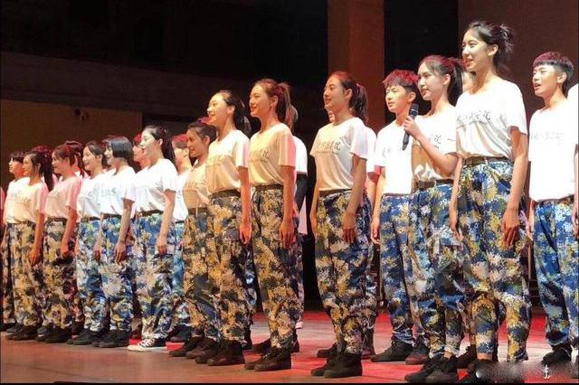 中戏新生大合照来了,帅哥美女扎堆亮点多,网友:这届北电输惨了|中戏|北电|中央戏剧学院_新浪新闻