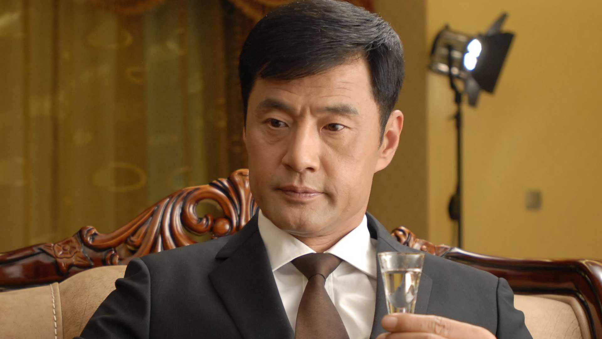 他曾是知名武打明星,出道至今都是零绯闻,对丑妻恩爱有加