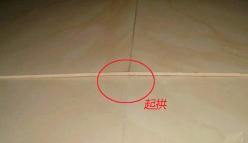 欲哭无泪!本来平整的房间,贴上瓷砖后出现变形翘角,该怎么办