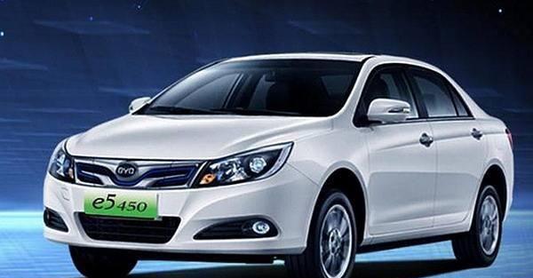 比亚迪e5 450首批用户交车 智酷绿色生活e触即发