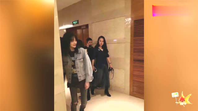 视频:郑爽新戏开机前回老家休息偶遇粉丝抱团