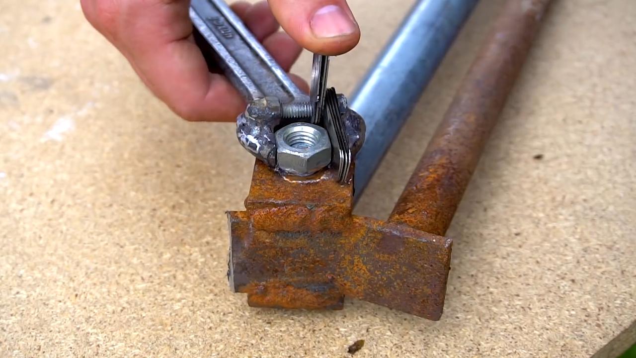 牛人自制万能扳手这技术太牛了