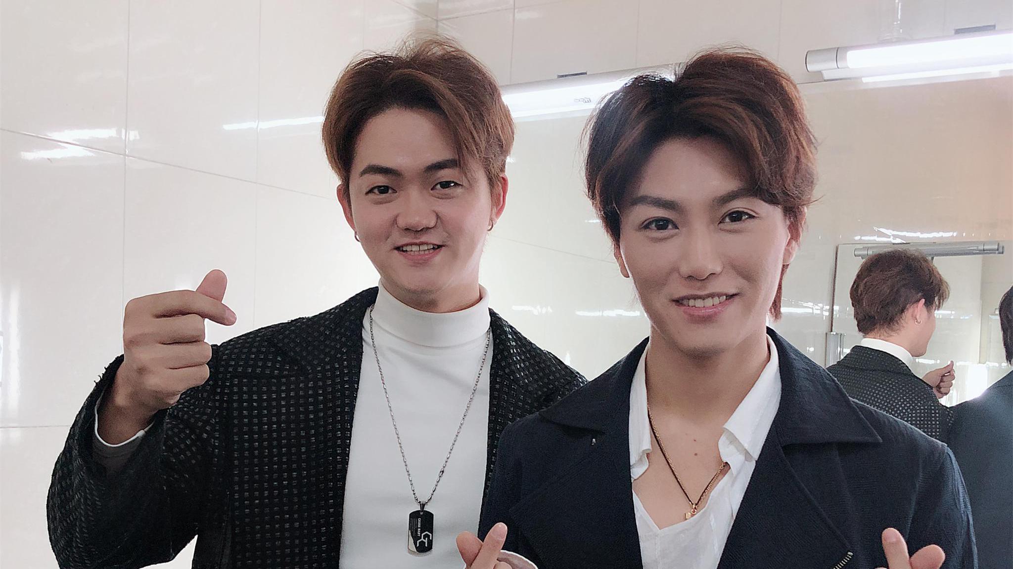 百合奖颁奖盛典,直拍展展与罗罗演唱歌曲《沙漠骆驼》!