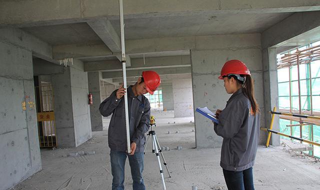 3 室内净高偏差(抹灰工程)各房间地面的4个角部区域,距地脚边线50cm