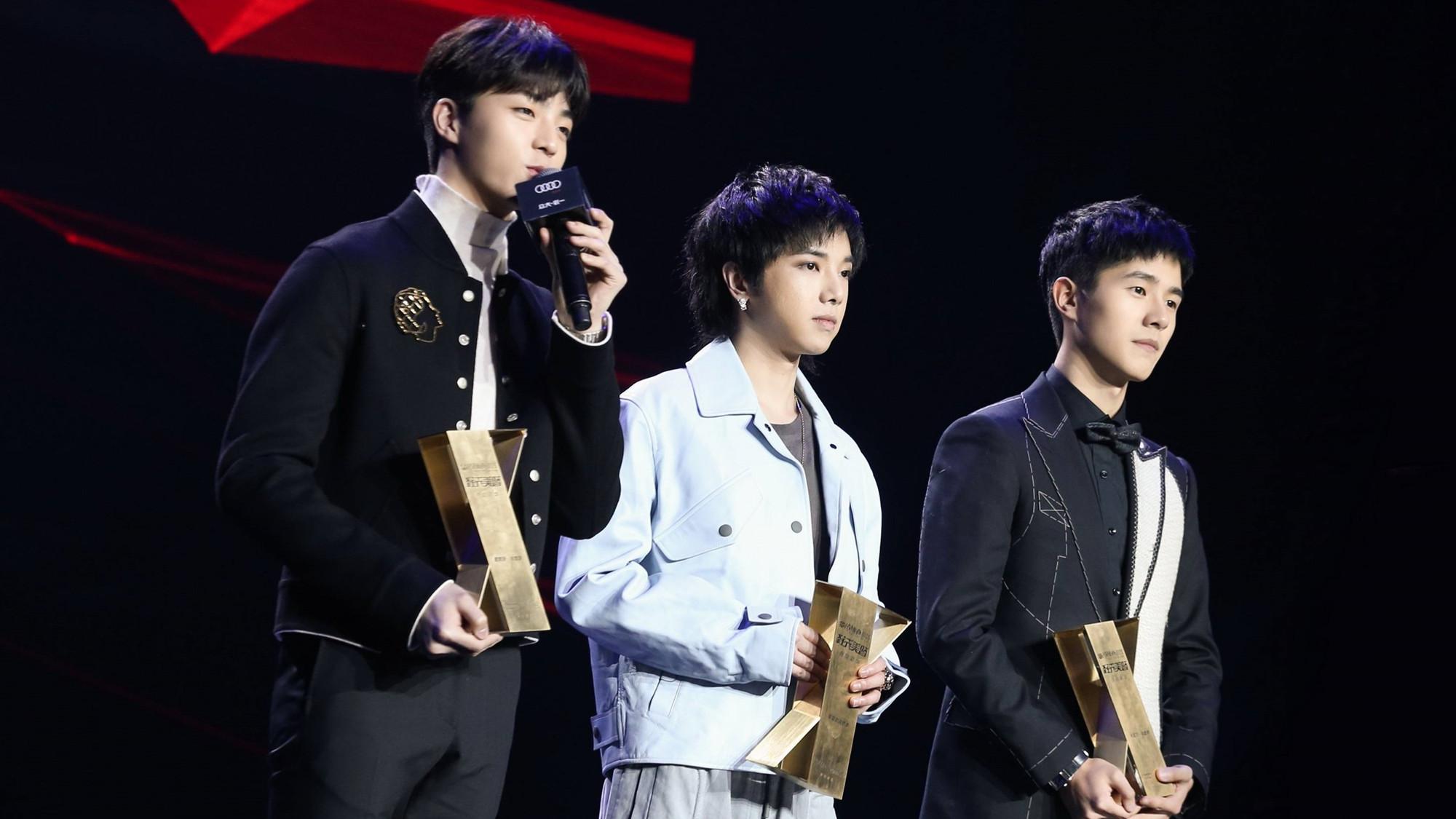 芭莎男士年度盛典:直拍刘昊然华晨宇陈立农一起登台领奖!