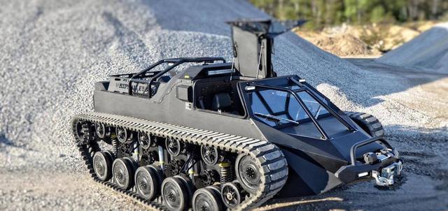 ripsaw ev2有帅得一逼的双展鸥翼门,可以像开跑车开战斗机一样高调地