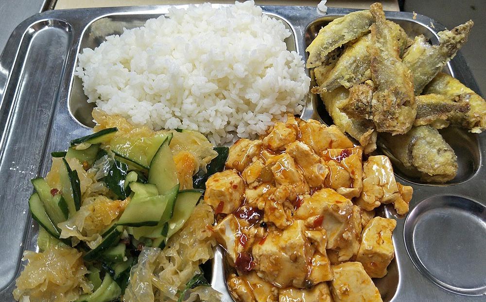 走进东北大型石化企业食堂, 两荤一素四两米午餐8元钱, 实惠不?
