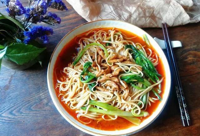 家常肉丝面,和老干妈搭配更有味!
